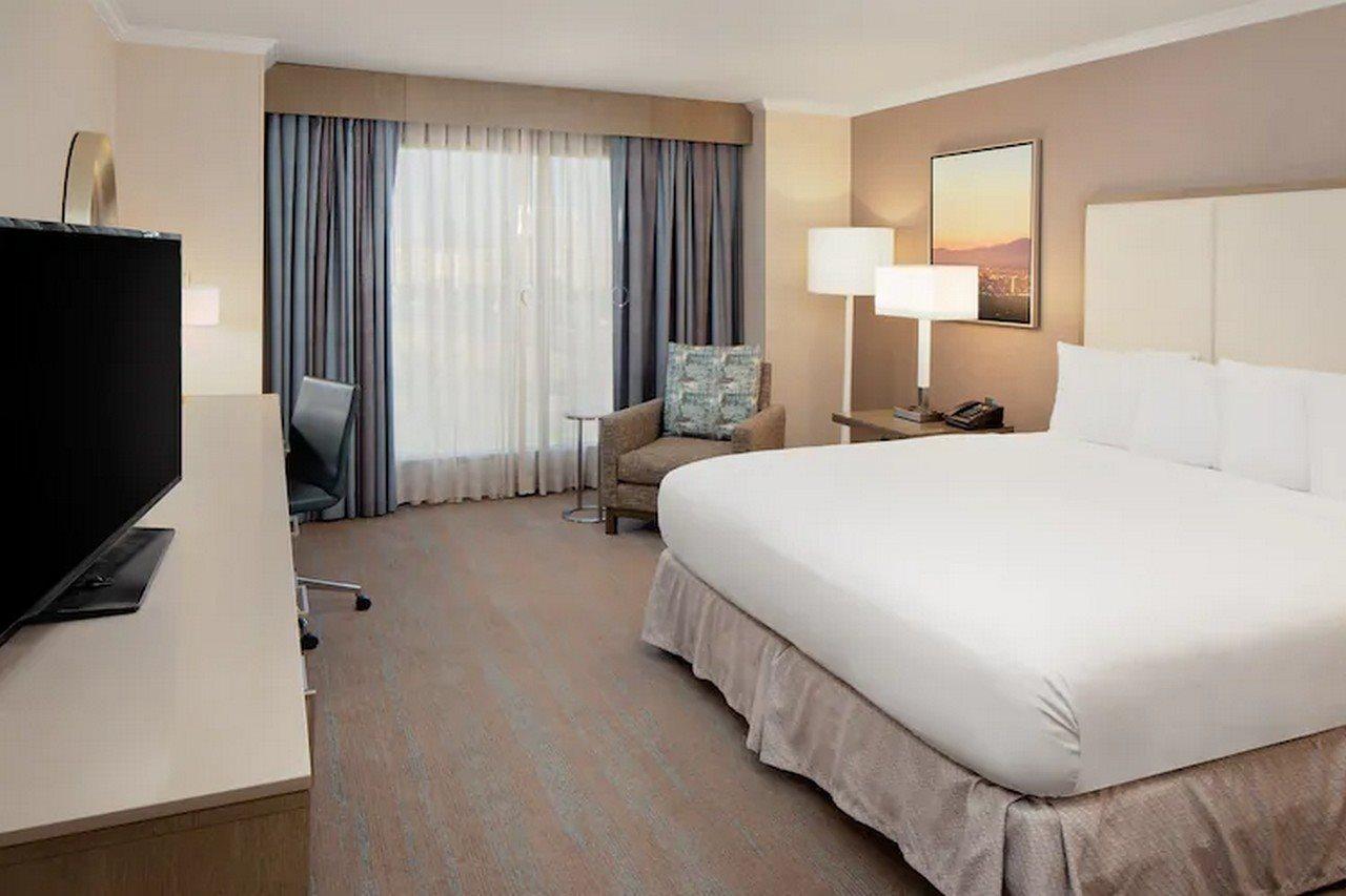 Doubletree By Hilton Irvine Spectrum Extérieur photo