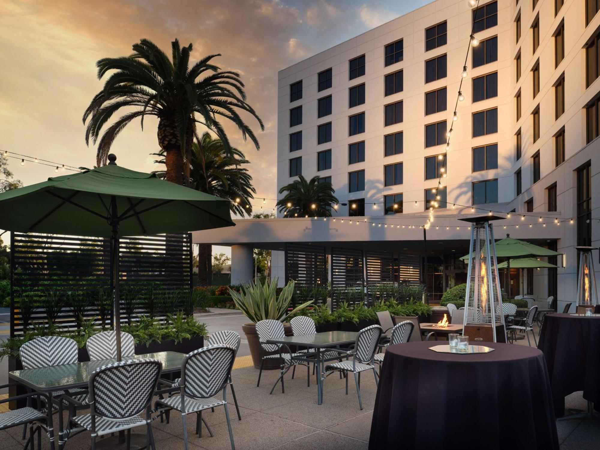 Doubletree By Hilton Irvine Spectrum Extérieur photo